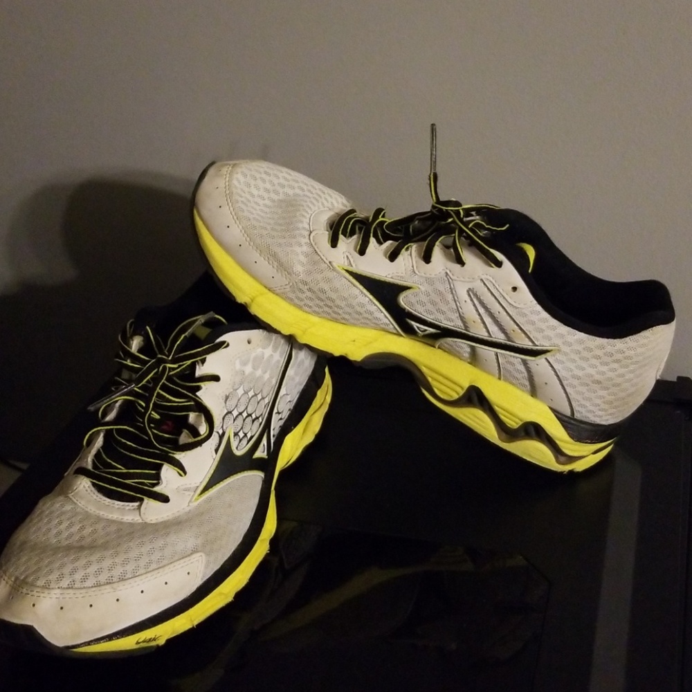 Mizuno Mens running shoe